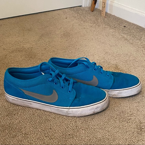 Nike Sneakers - Picture 2 of 4